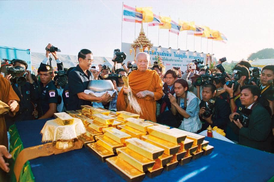 สละทองคำเข้าคลังหลวงกับองคืหลวงตามหาบัว-2.jpg