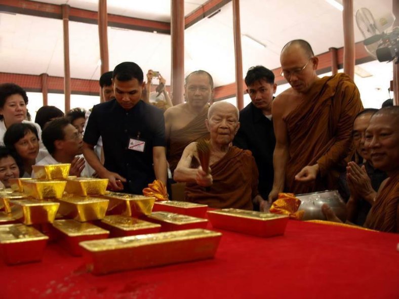 สละทองคำเข้าคลังหลวงกับองคืหลวงตามหาบัว-4.jpg